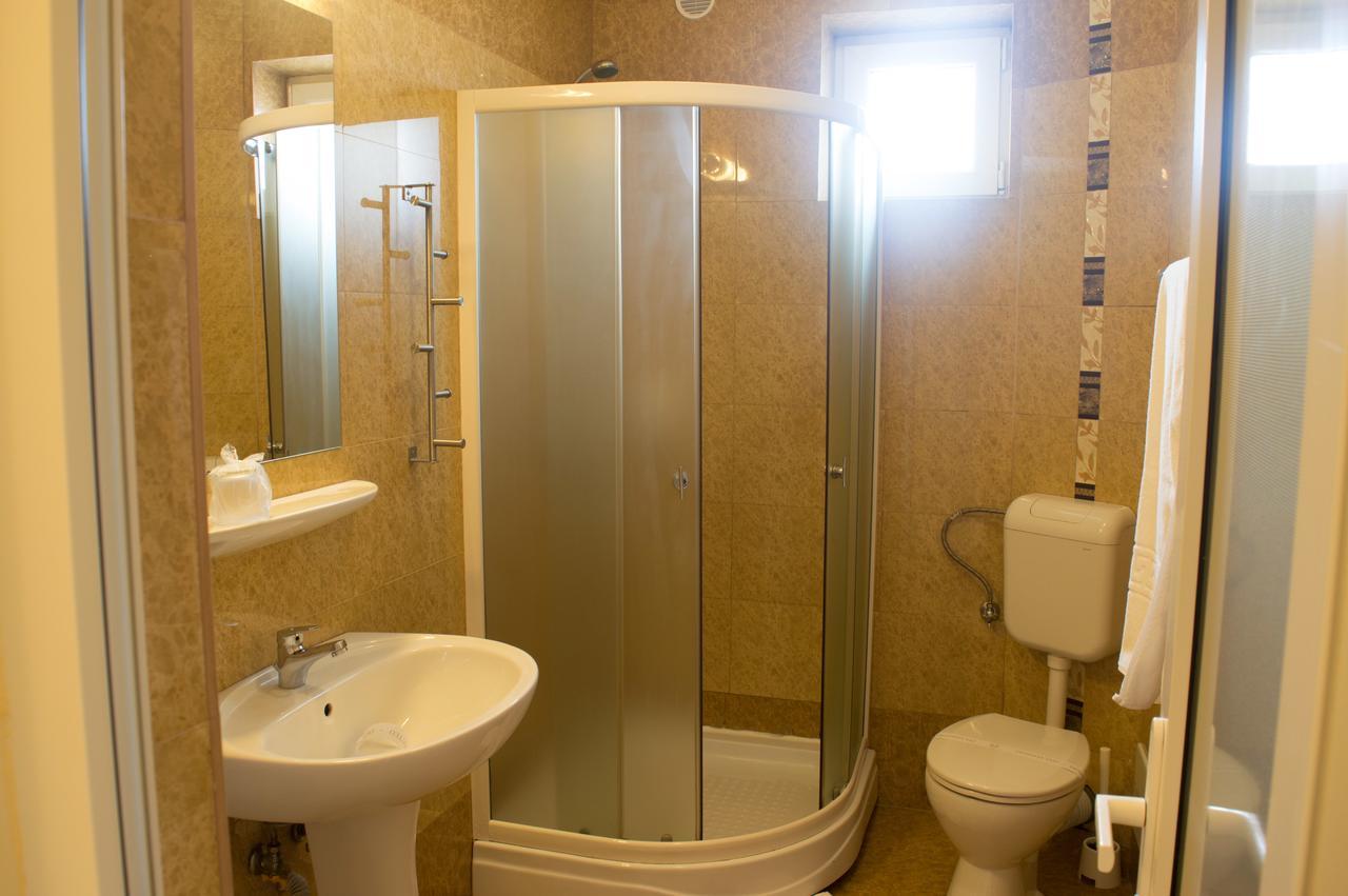 Vila Rosa 2 Hotel Cluj-Napoca Buitenkant foto